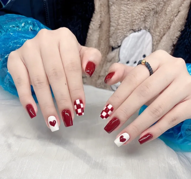 Thanh lịch với mẫu nail sọc caro tinh tế và sang trọng