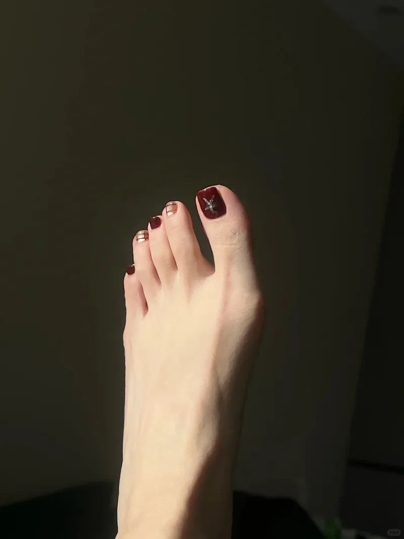 Nổi bật mỗi ngày với nail chân caro bạn nên thử