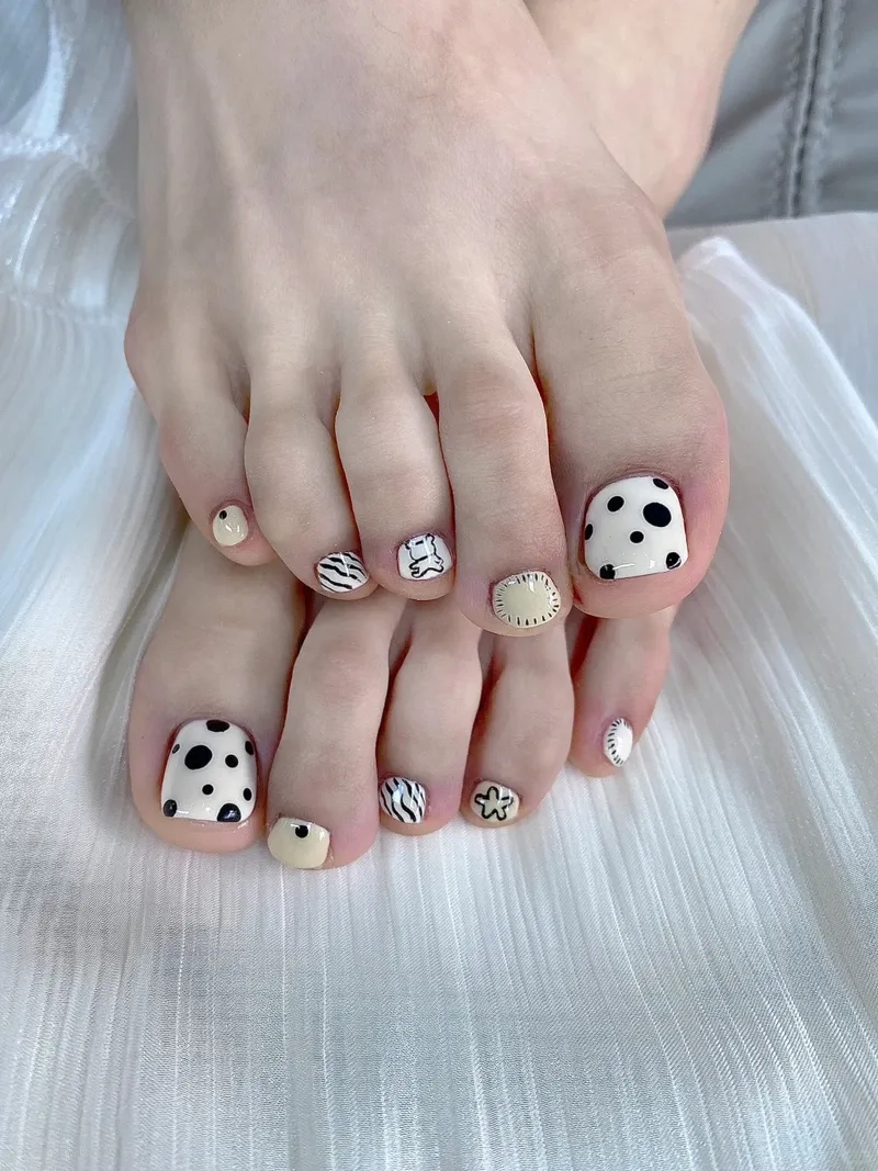 Tinh tế và nhẹ nhàng nhờ các mẫu vẽ móng chân dễ thương