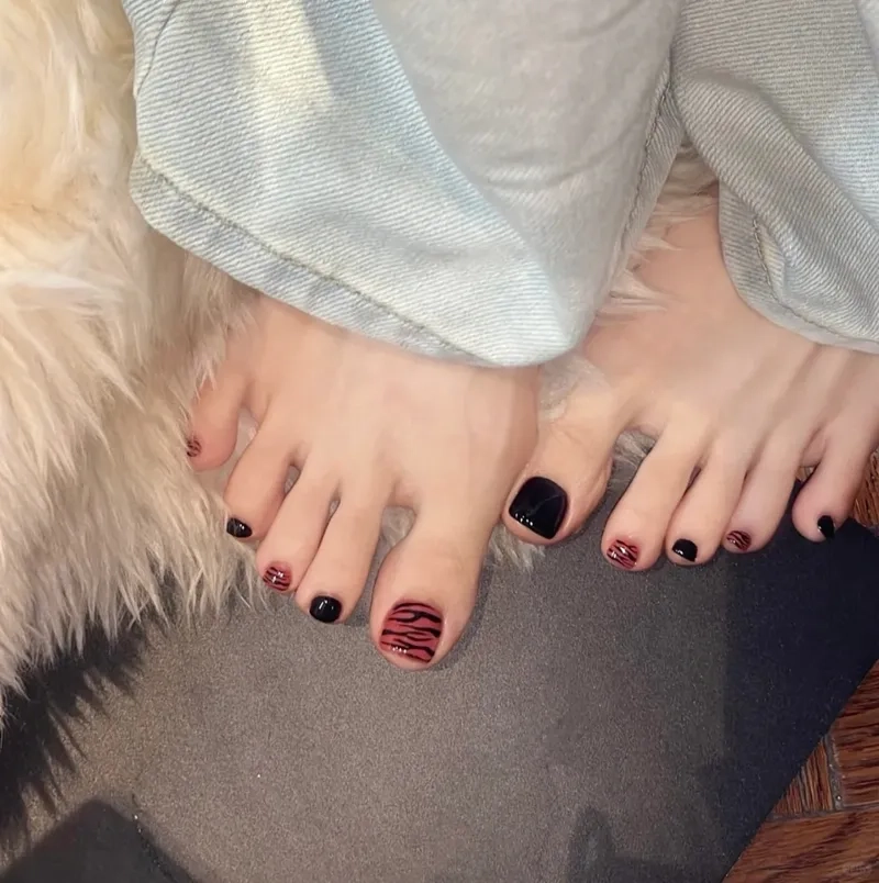 Tôn da cực phẩm nhờ móng chân màu đen đẹp