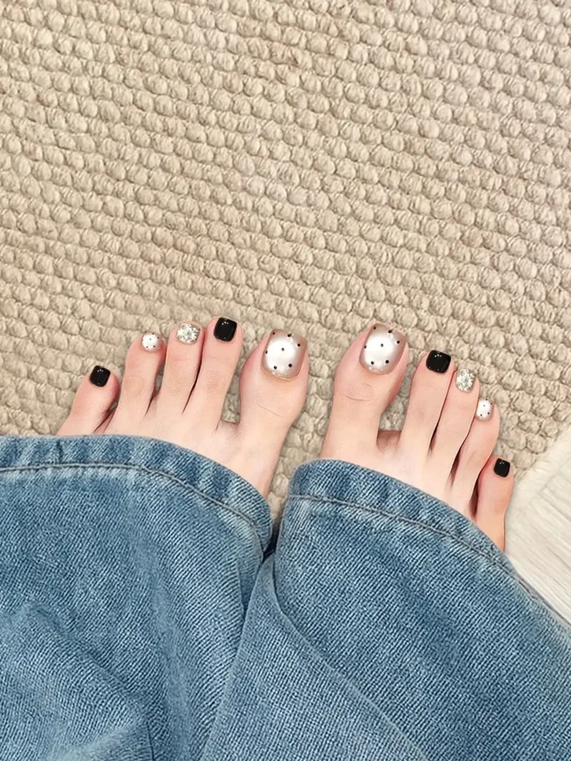 Lột xác phong cách với mẫu móng chân màu đen đẹp