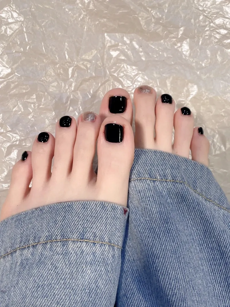 Gợi ý hot trend với mẫu nail chân màu đen đẹp