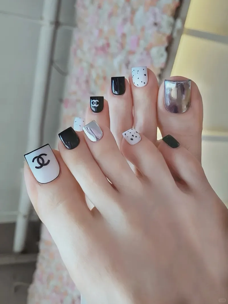 Gợi cảm mà tinh tế với mẫu móng chân trắng đen