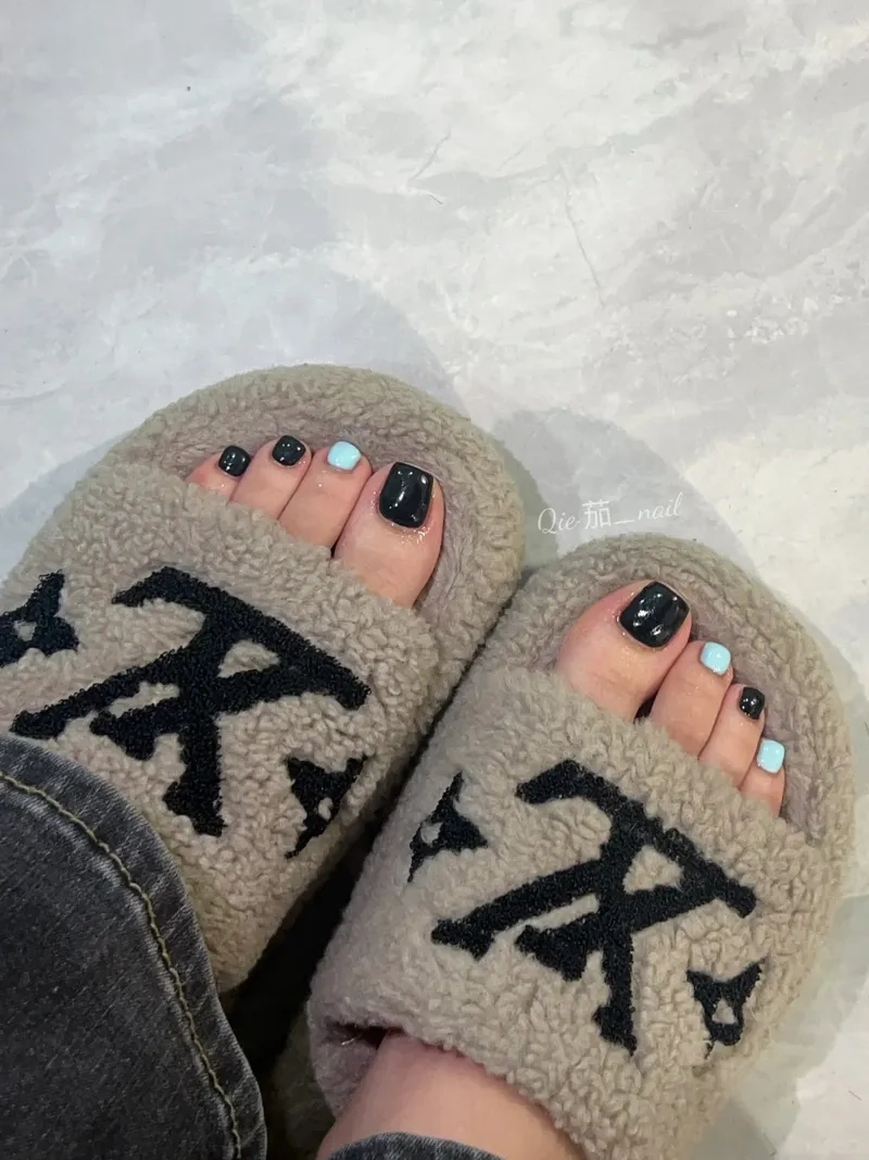 Vẻ đẹp phá cách từ mẫu móng chân đen trắng