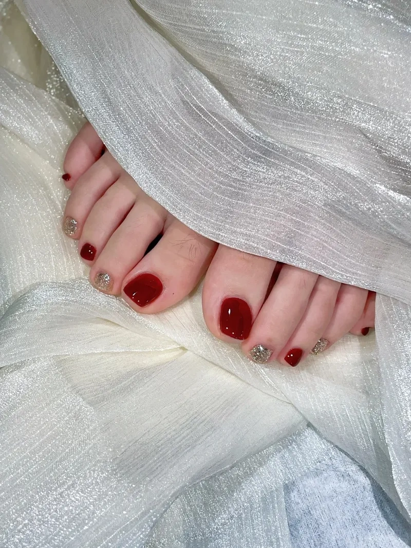 Sự sang trọng đậm chất riêng trong từng móng chân đỏ đô