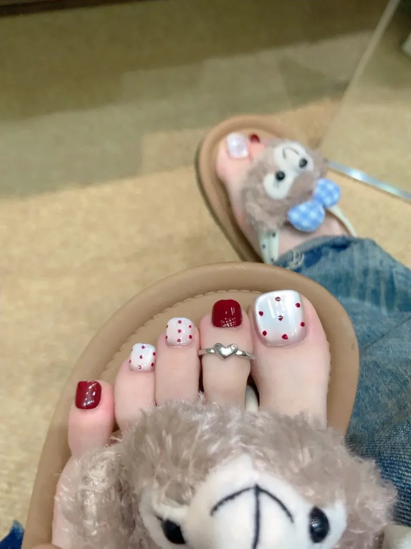 Sự kết hợp hoàn hảo trong bộ móng chân màu đỏ trẻ trung và hiện đại