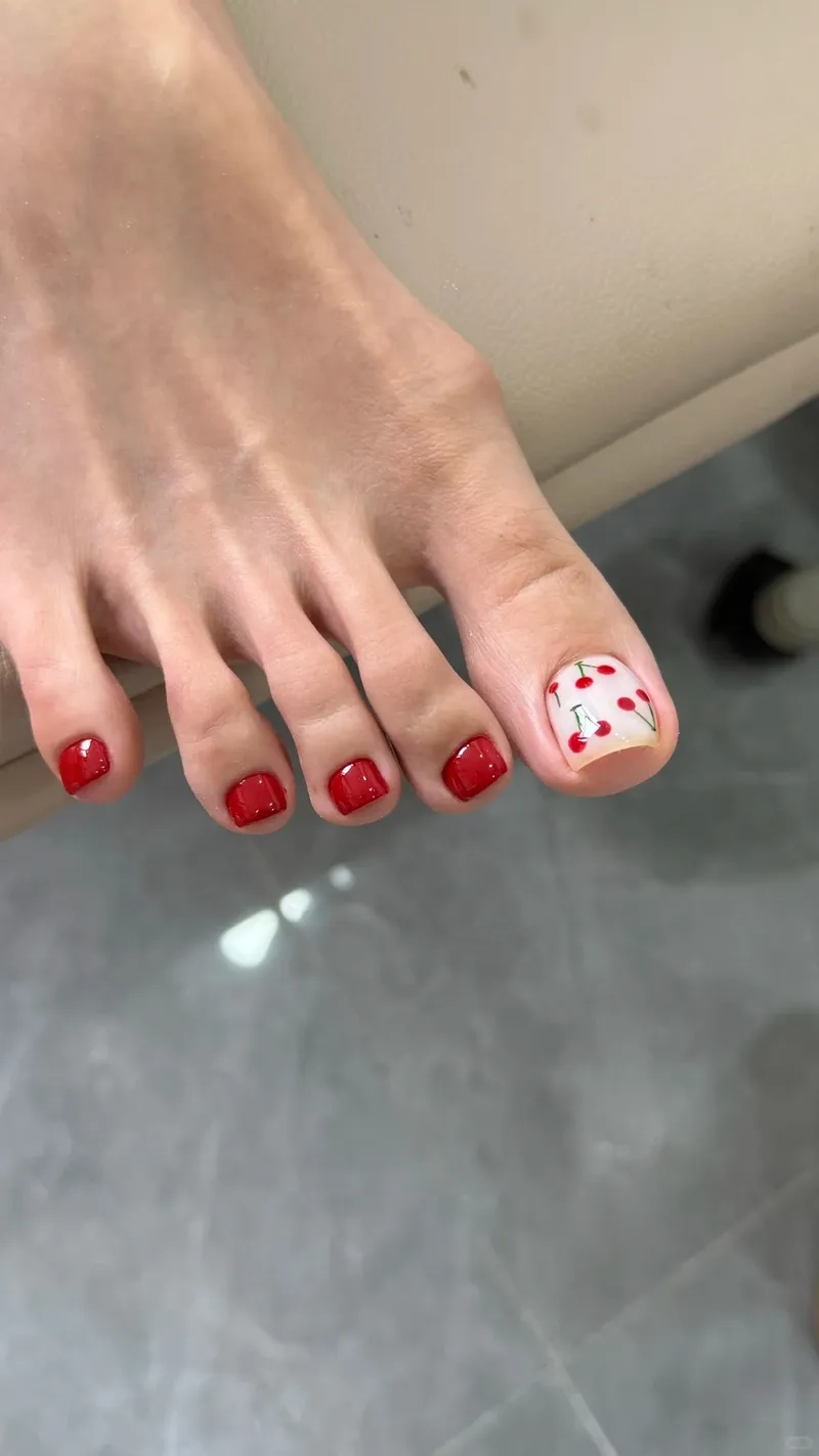 Màu đỏ đậm nét trong sơn móng chân đẹp màu đỏ bắt mắt