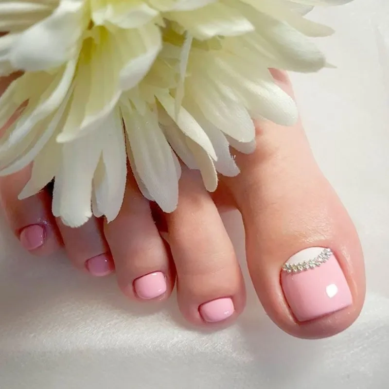 Sành điệu với mẫu đính đá móng chân đơn giản không thể bỏ lỡ