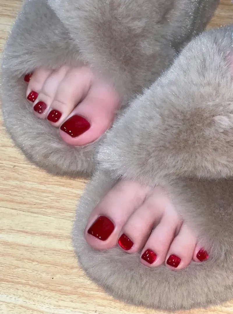 Tự tin khoe nét đẹp với mẫu vẽ móng chân đơn giản cực xinh