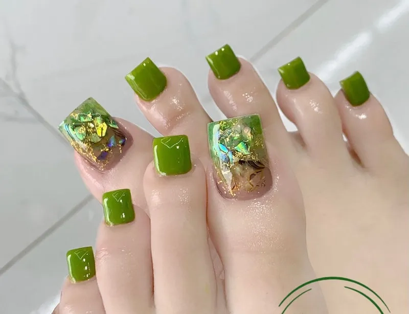 Mỗi bước đi cuốn hút với nail chân màu xanh rêu cá tính
