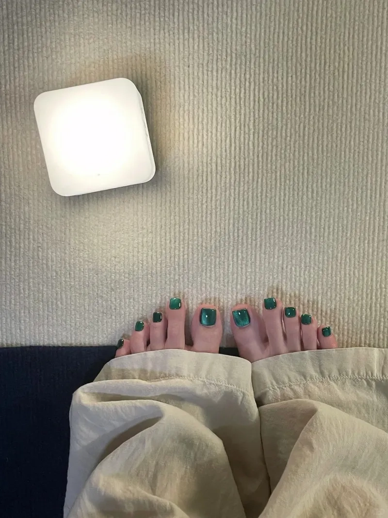 Mẫu móng chân màu xanh ngọc giúp đôi chân bạn thêm phần nổi bật