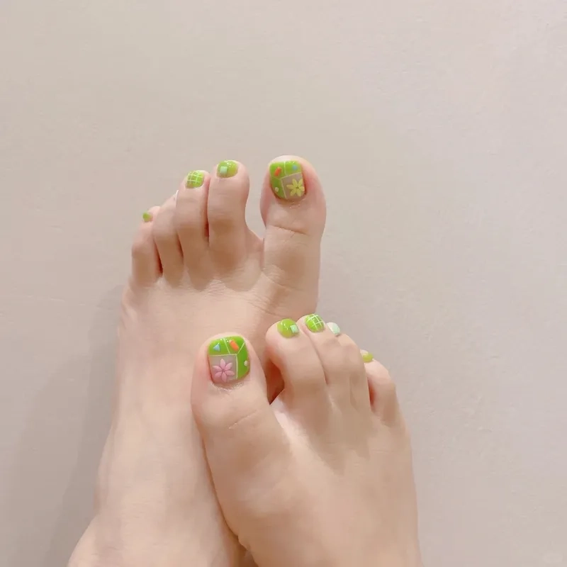 Sơn móng chân màu xanh lá cây siêu đẹp cho mùa hè rực rỡ