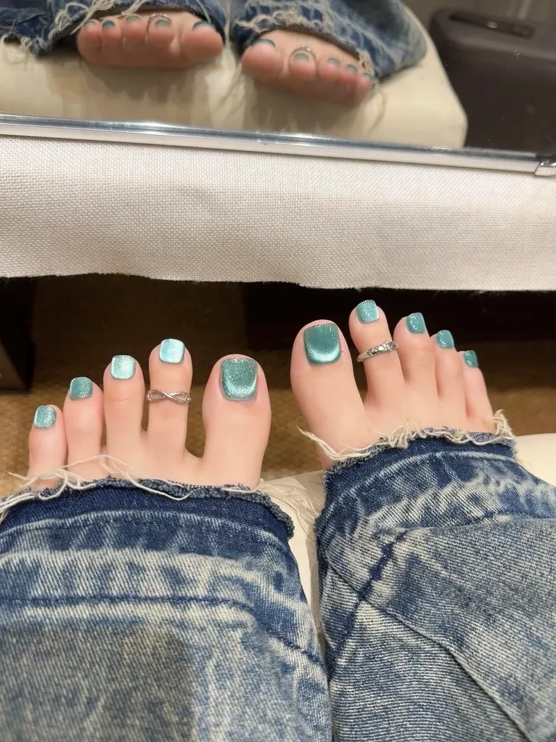 Sơn móng chân màu xanh pastel nhẹ nhàng thanh lịch cho đôi chân