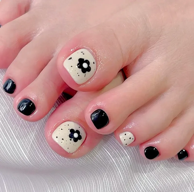 Nét đẹp dịu dàng trong từng đường nét móng chân đơn giản mà đẹp