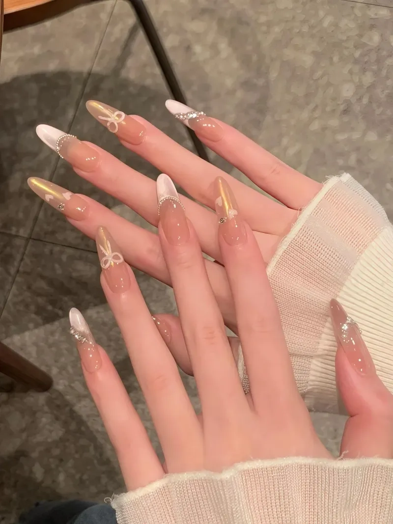 Luôn nổi bật với mẫu móng tay dài đầy cuốn hút