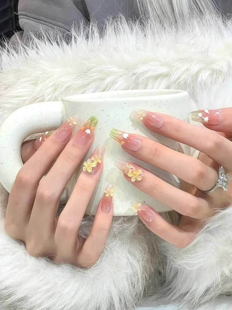 Đơn giản và sang trọng với mẫu nail dài cho bạn gái