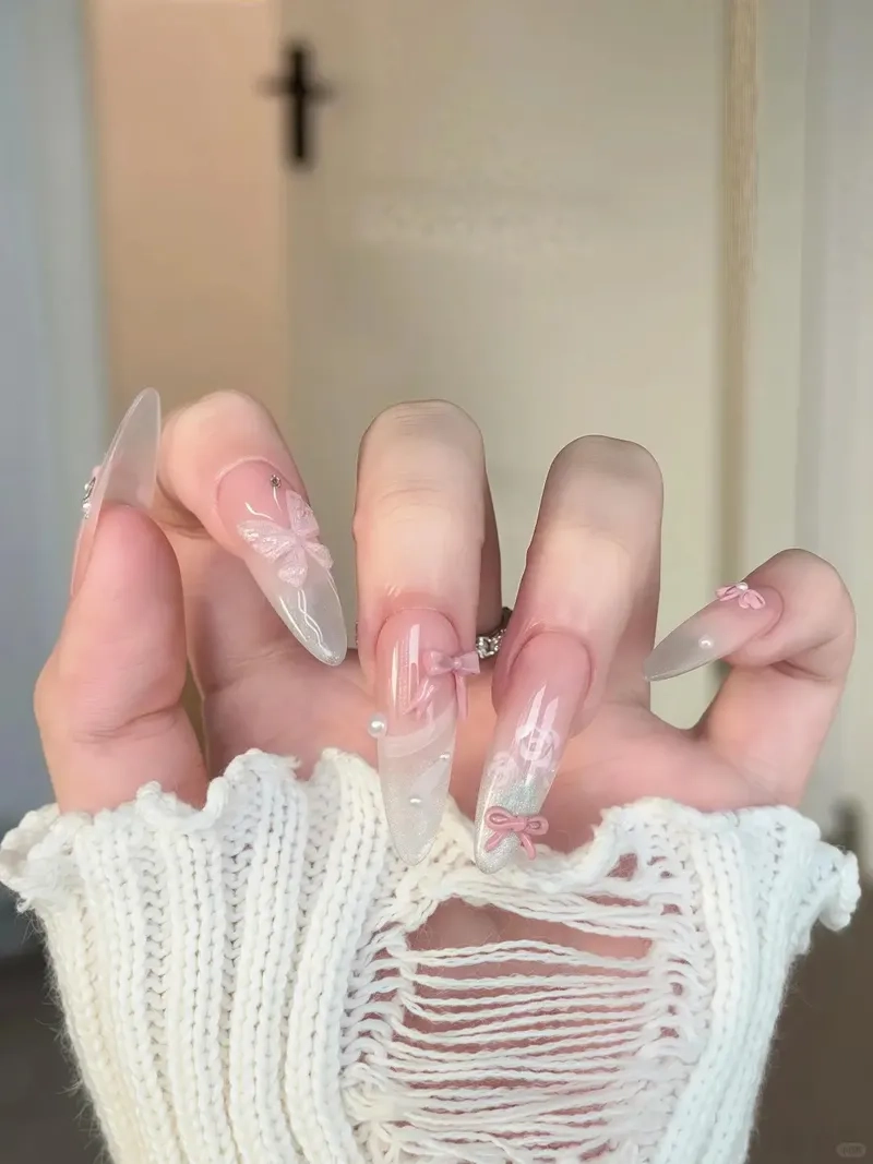 Phong cách tinh tế cùng mẫu nail dài đơn giản