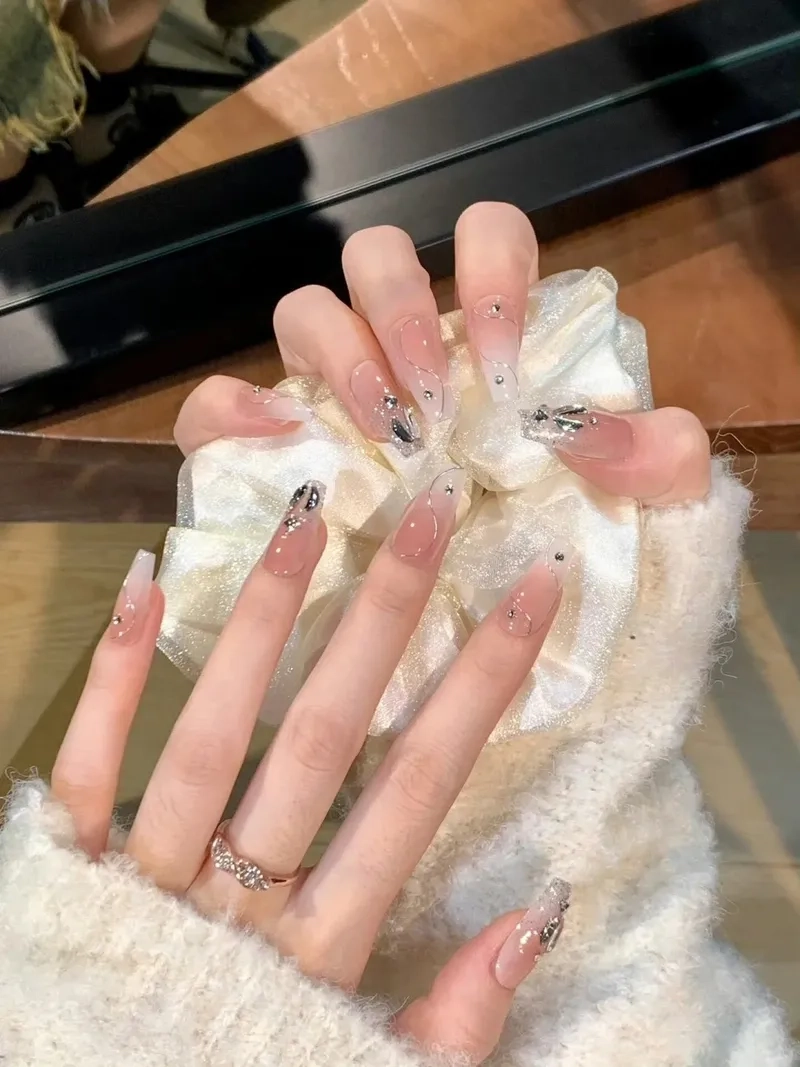 Sắc đẹp tinh tế với mẫu nail đẹp cho móng dài