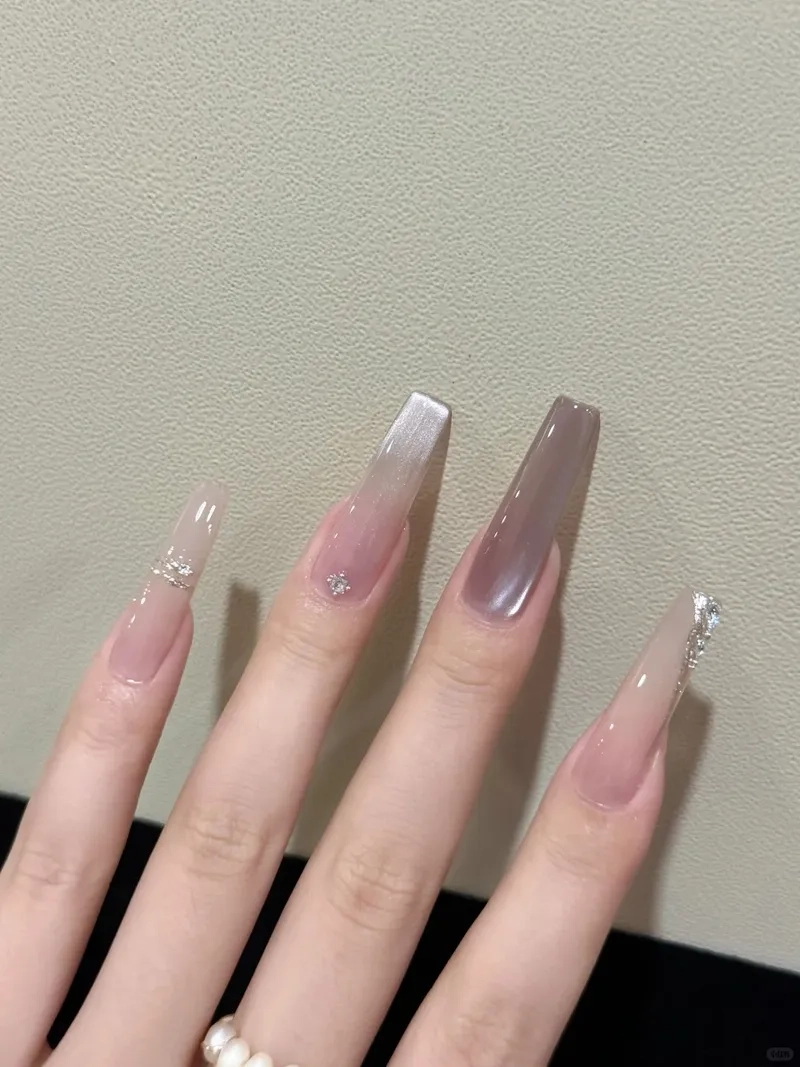 Nét dịu dàng qua mẫu nail đẹp móng dài