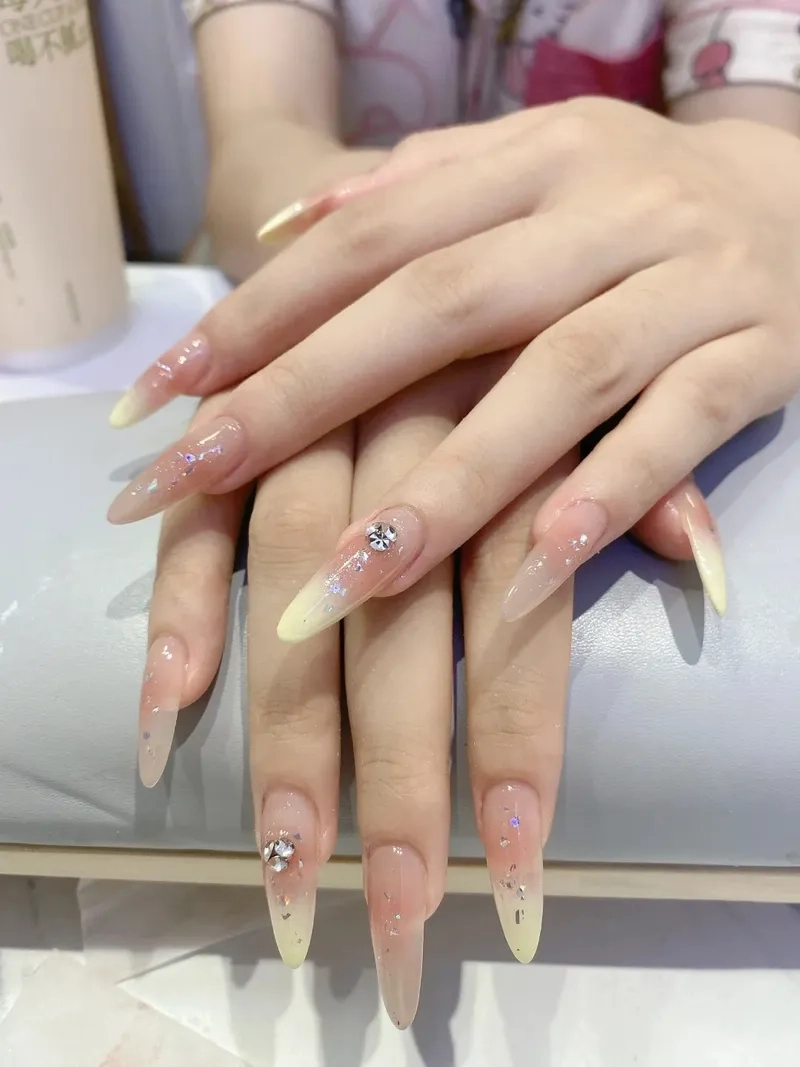 Đơn giản mà đẹp với nail móng dài đơn giản