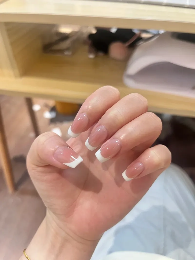 Khám phá các mẫu nail sơn đầu móng trắng hợp thời trang nhất