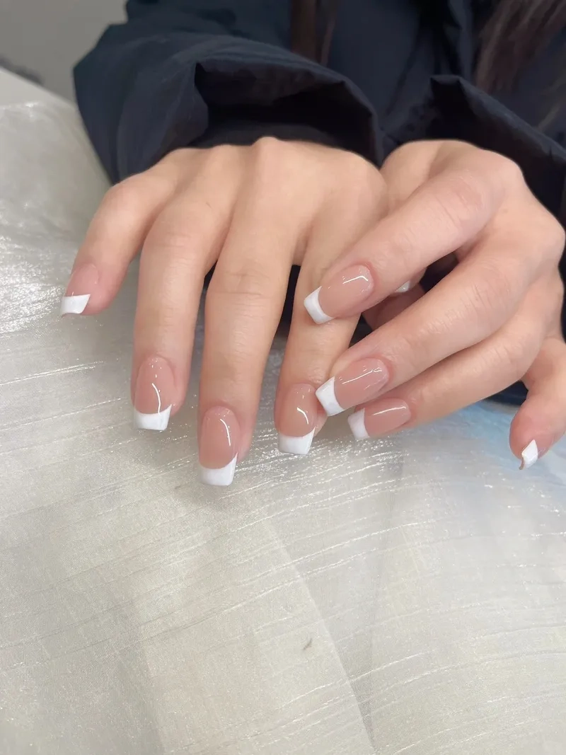 Tỏa sáng tự tin với các mẫu sơn móng tay đầu móng trắng mới nhất