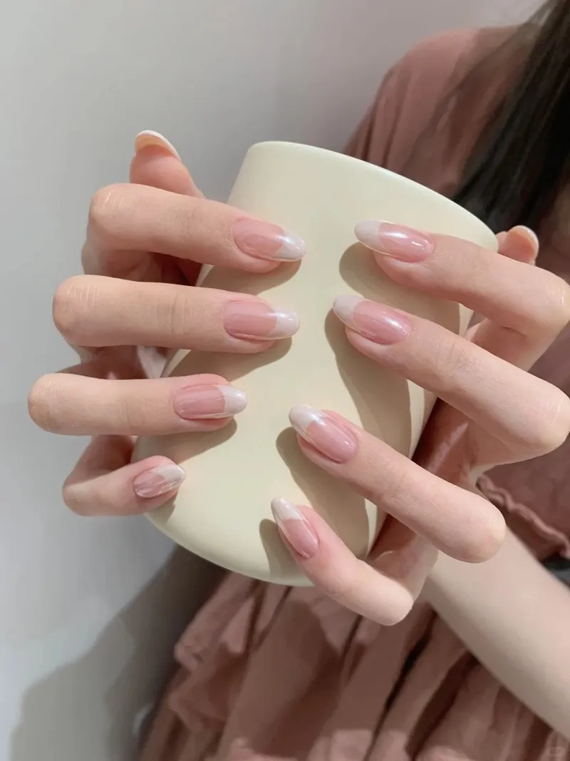 Móng tay hoàn hảo với sơn móng tay đầu trắng trẻ trung và thời thượng