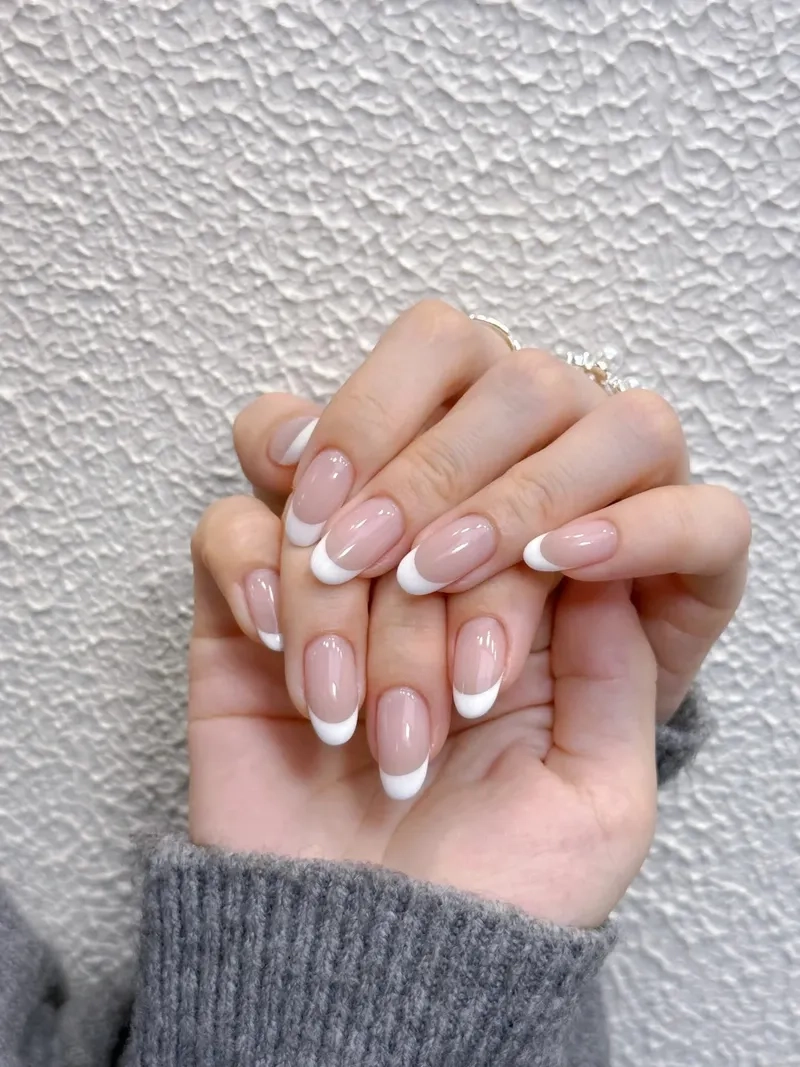 Tôn vinh vẻ đẹp tinh tế qua sơn trắng đầu móng đơn giản