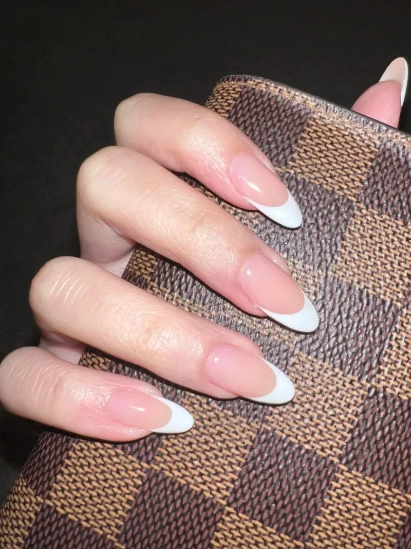 Phong cách quyến rũ từ sơn đầu móng trắng đẹp đáng thử ngay