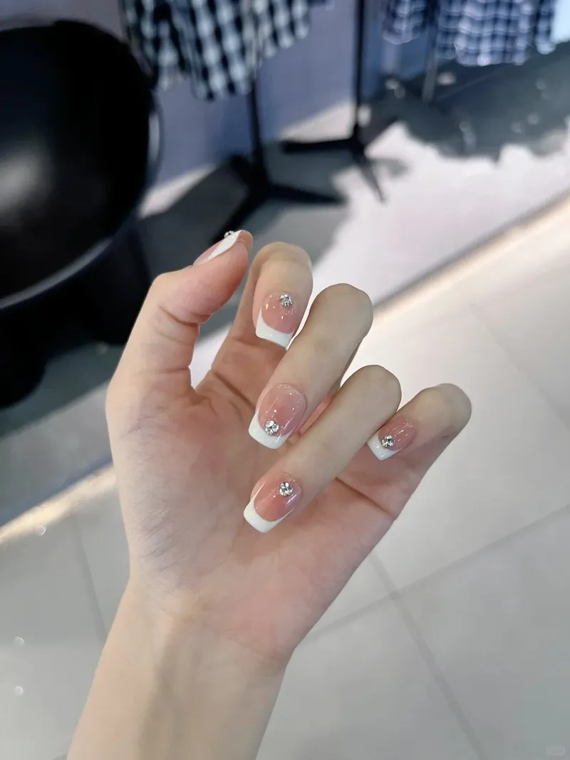 Thêm phần sang trọng với sơn đầu móng trắng đính đá lấp lánh