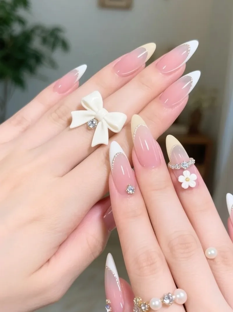 Tỏa sáng mọi nơi với mẫu nail đầu móng trắng đính đá nổi bật