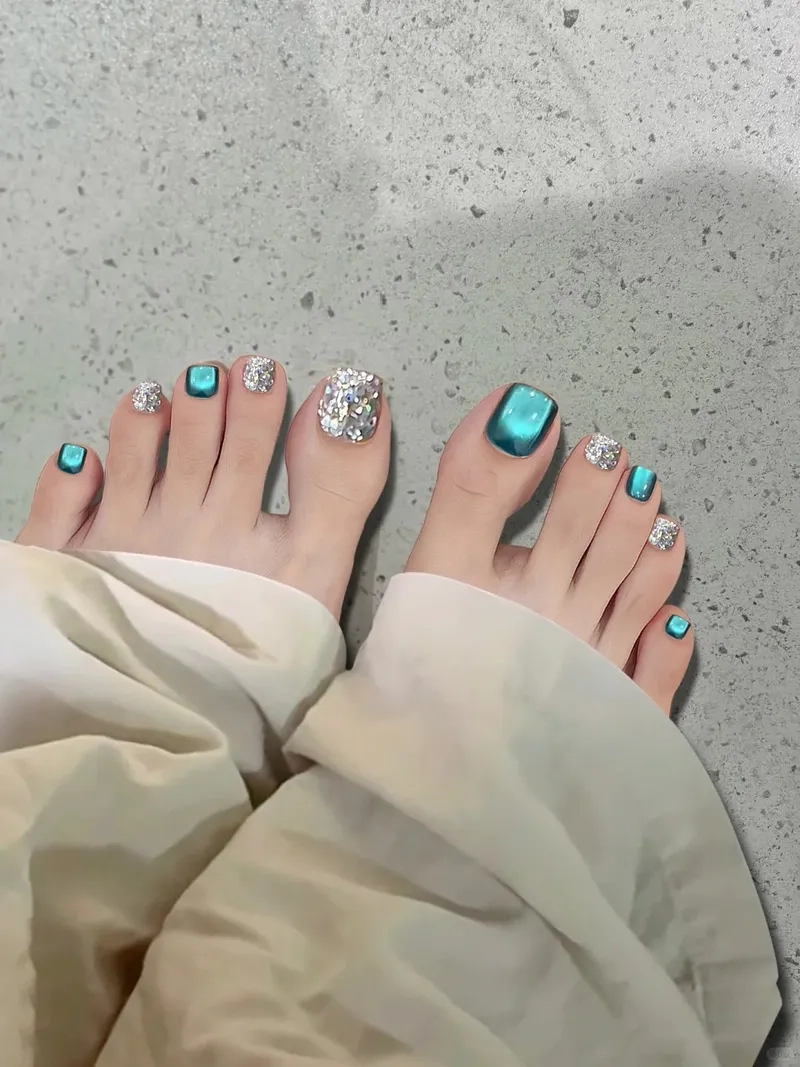 Lấp lánh với màu sơn móng chân đẹp đi biển