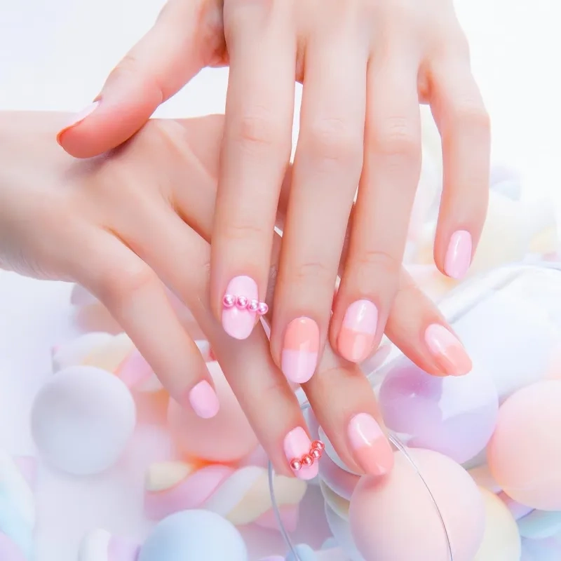 Khám phá phong cách mới với nail đính đá nhẹ nhàng