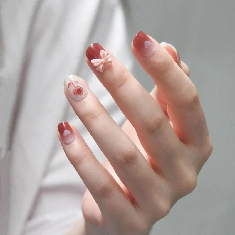 Lựa chọn hàng đầu là mẫu nail đính đá đơn giản tinh tế