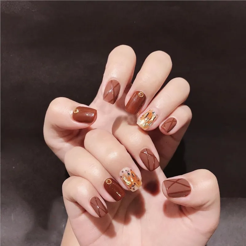 Nổi bật không kém với các mẫu nail đính đá đơn giản