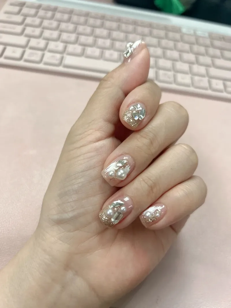 Quyến rũ cùng móng tay đính đá đẹp đơn giản