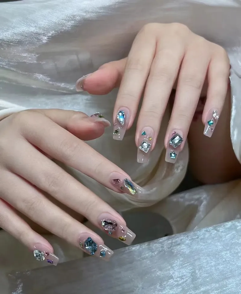 Tỏa sáng với móng tay đẹp đính đá đơn giản