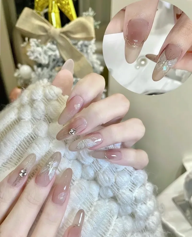 Dịu dàng quyến rũ qua móng xinh đính đá đơn giản