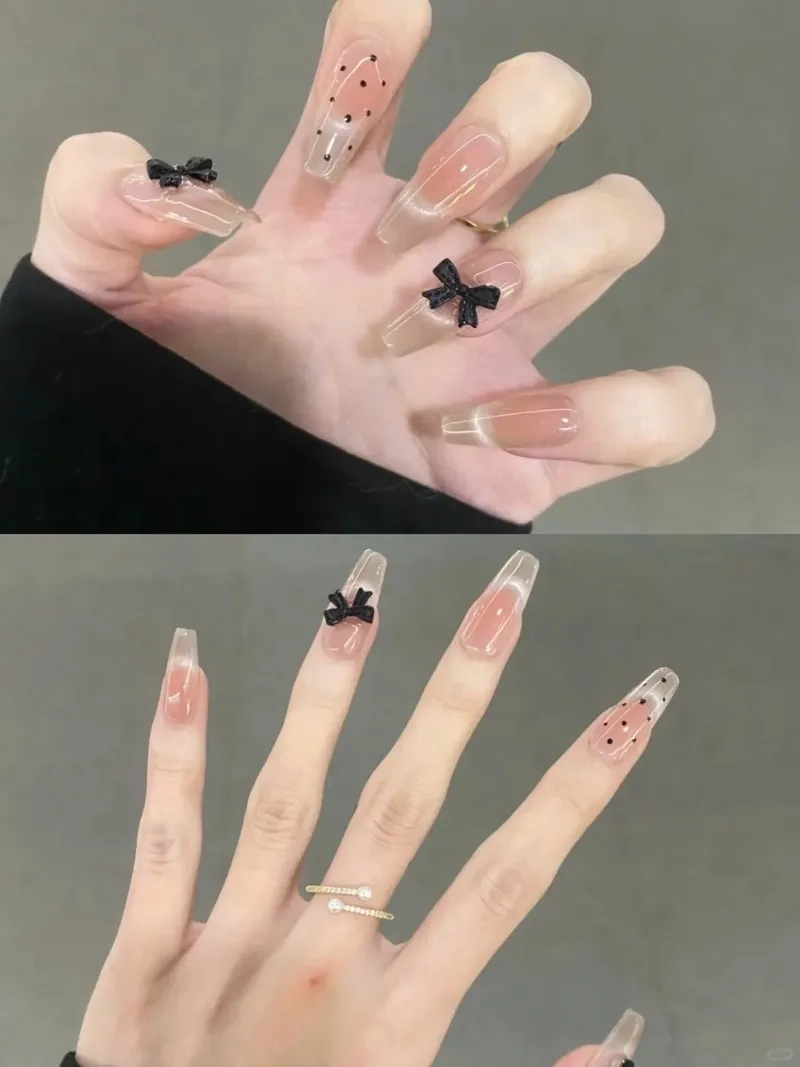 Tinh tế hoàn hảo với móng đính đá đơn giản