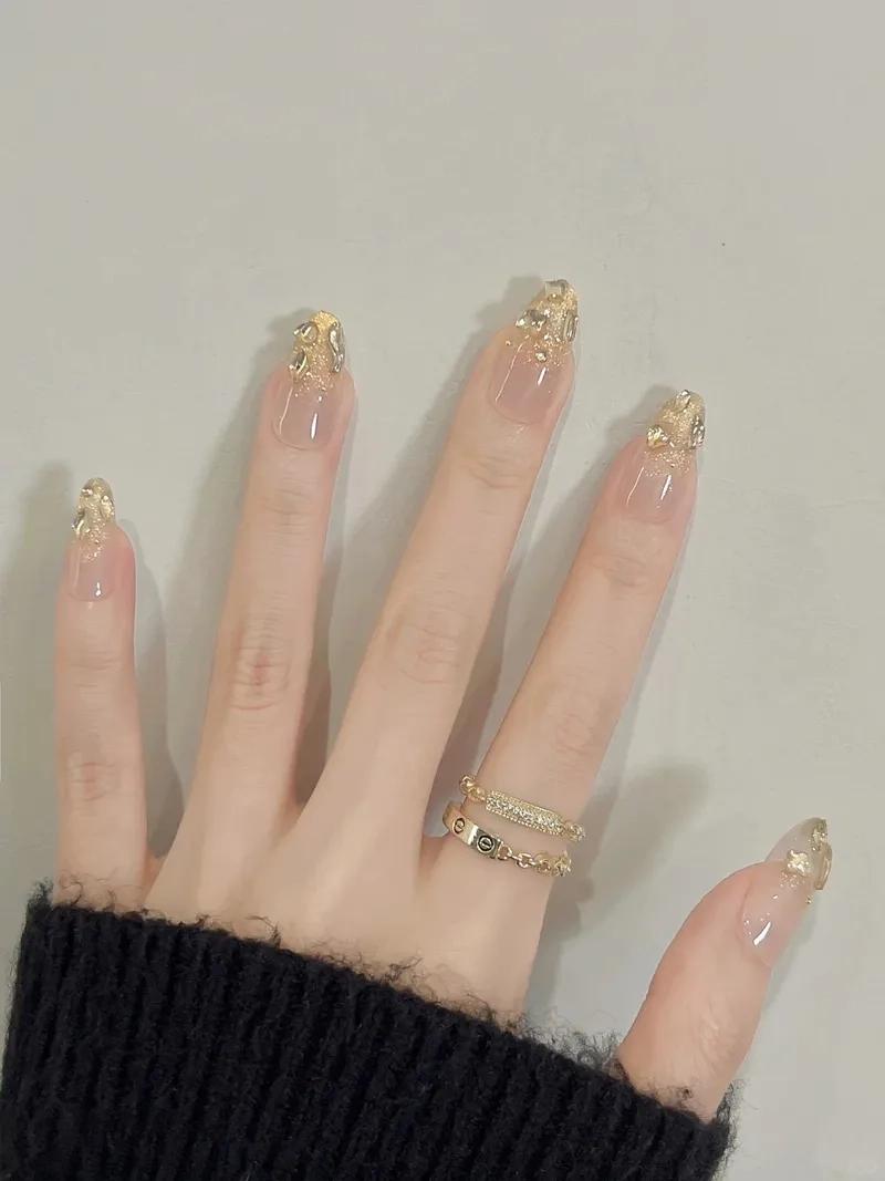 Tươi mới với mẫu móng tay sơn gel đính đá đơn giản