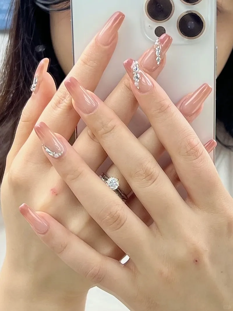 Đẹp ngọt ngào với mẫu móng tay đính đá đơn giản