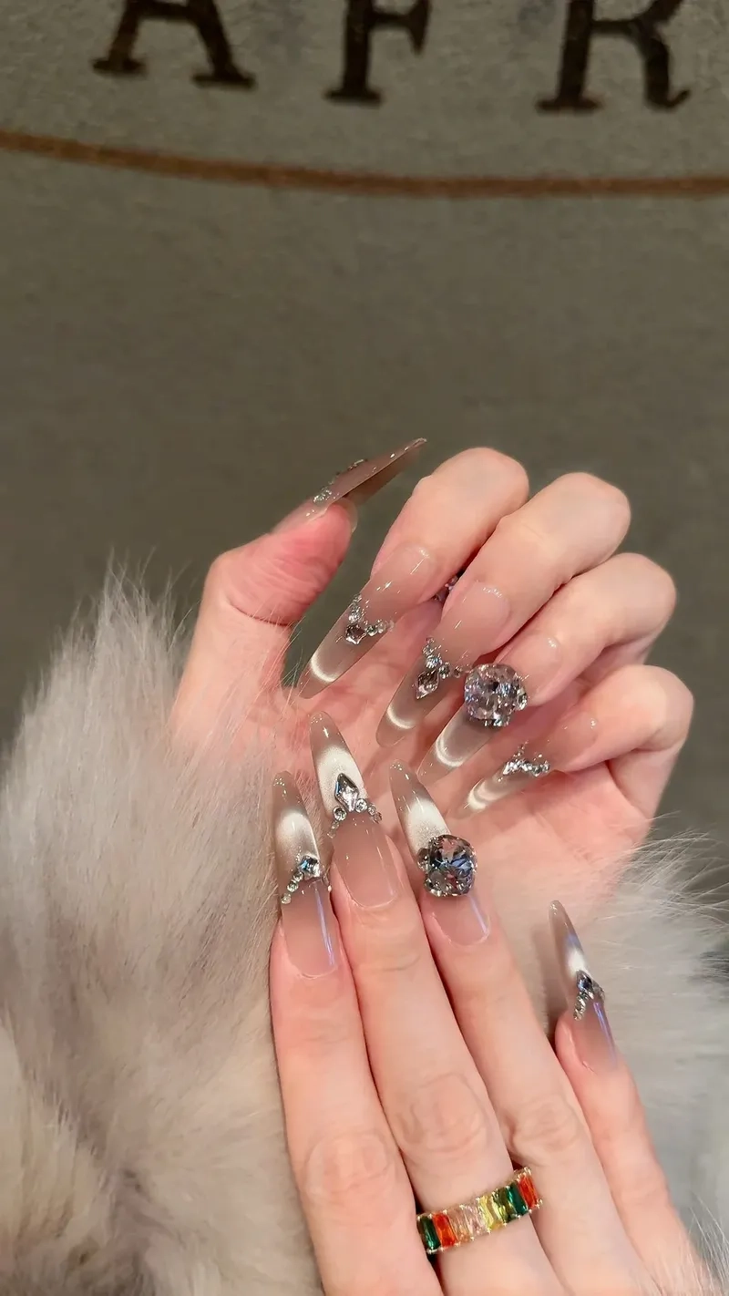 Tỏa sáng với mẫu sơn gel đính đá đơn giản nhẹ nhàng