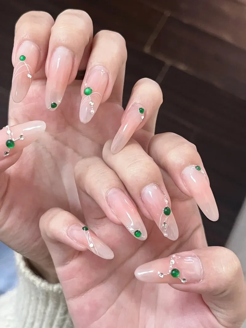 Phong cách hiện đại nhờ mẫu đính đá móng tay đơn giản