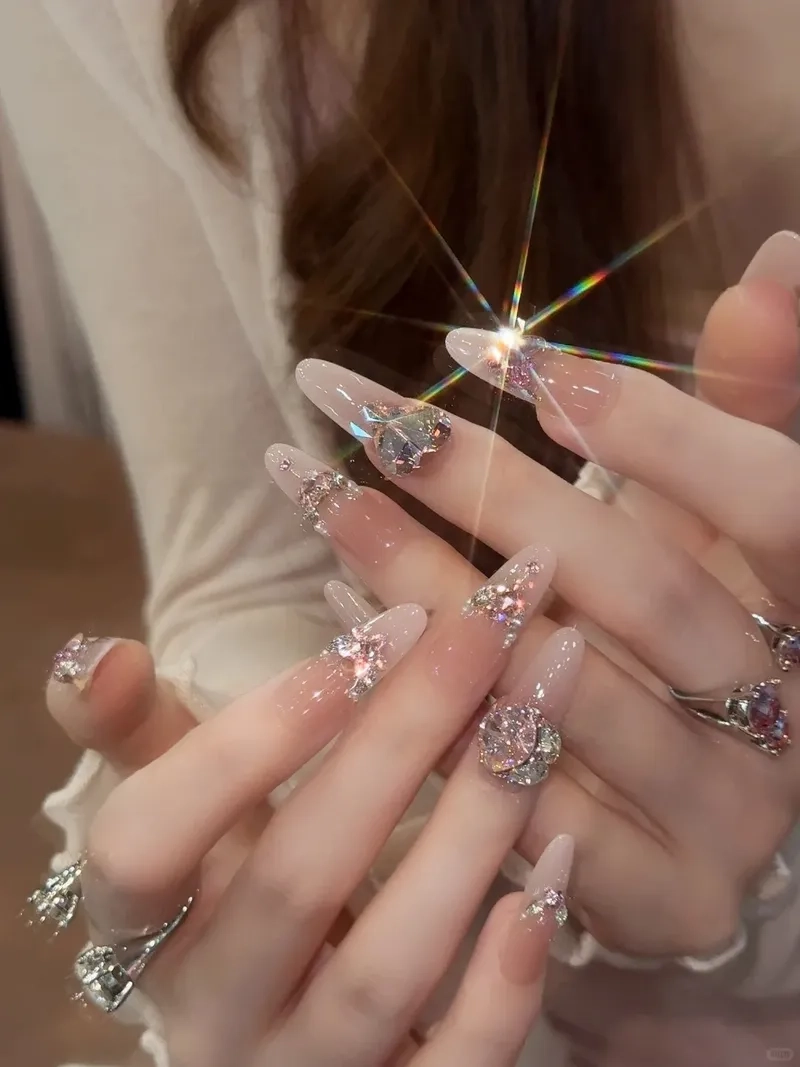 Nét tinh tế qua mẫu đính đá tay đơn giản