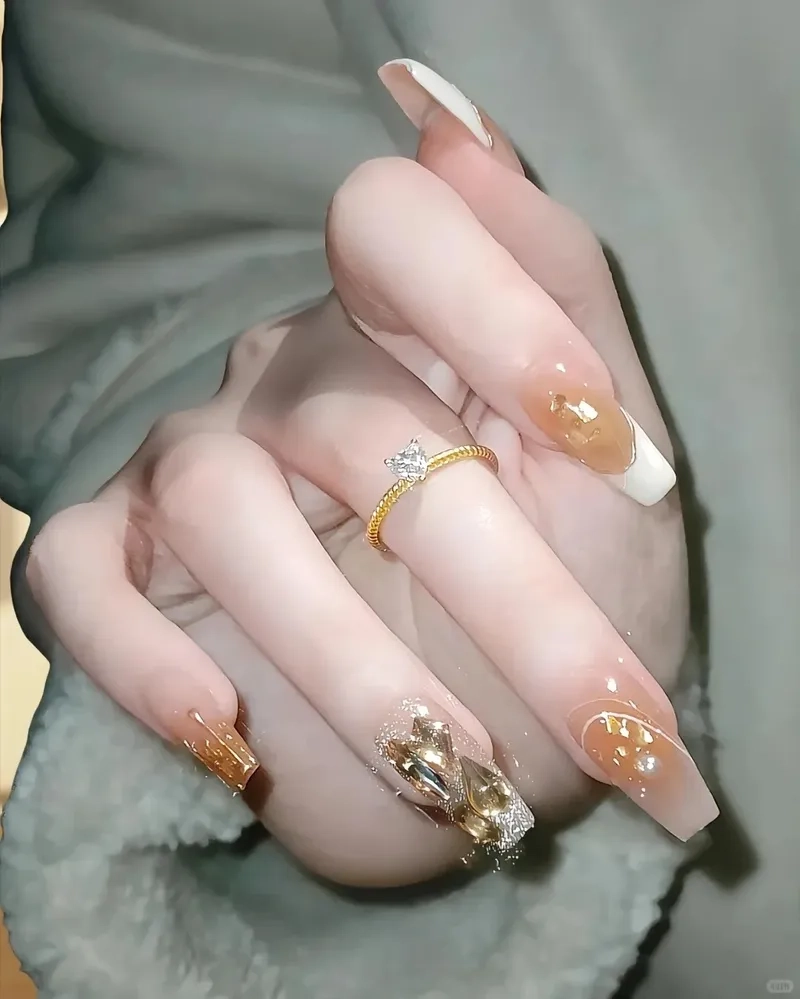 Thanh lịch với mẫu đính đá đơn giản thời thượng