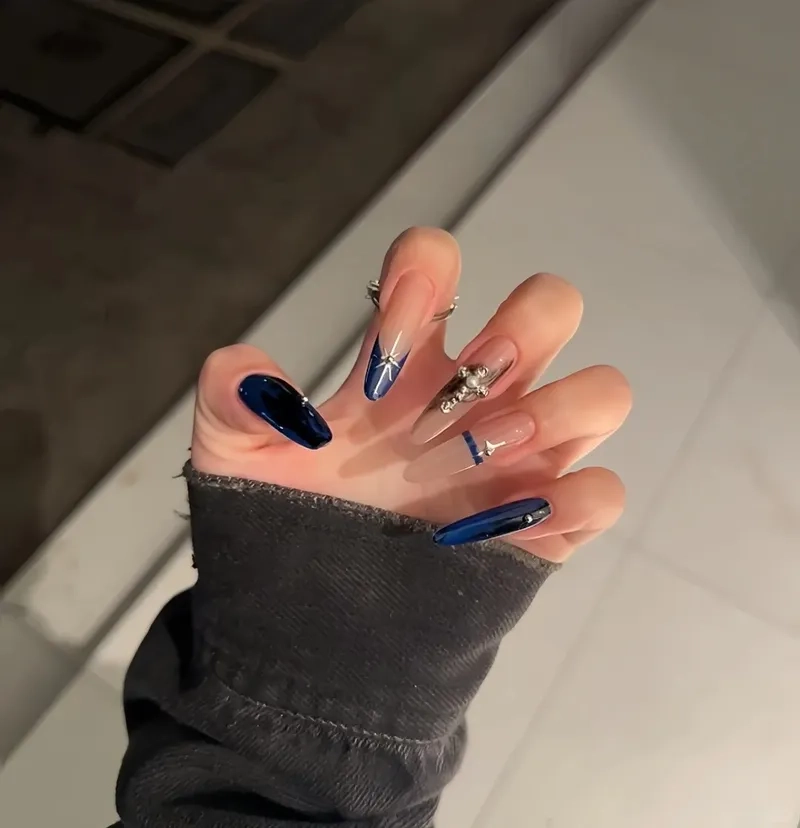 Nổi bật dễ thương với nail xinh đính đá đơn giản