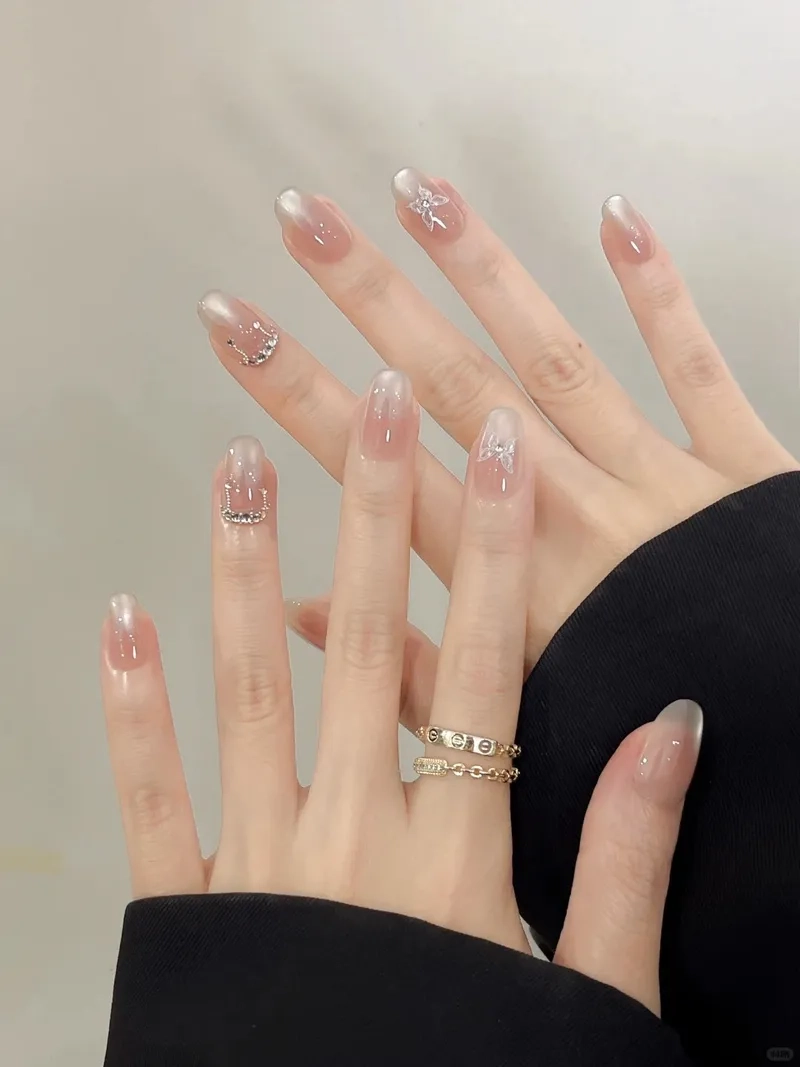 Phong cách thời thượng với những bộ nail đính đá đơn giản