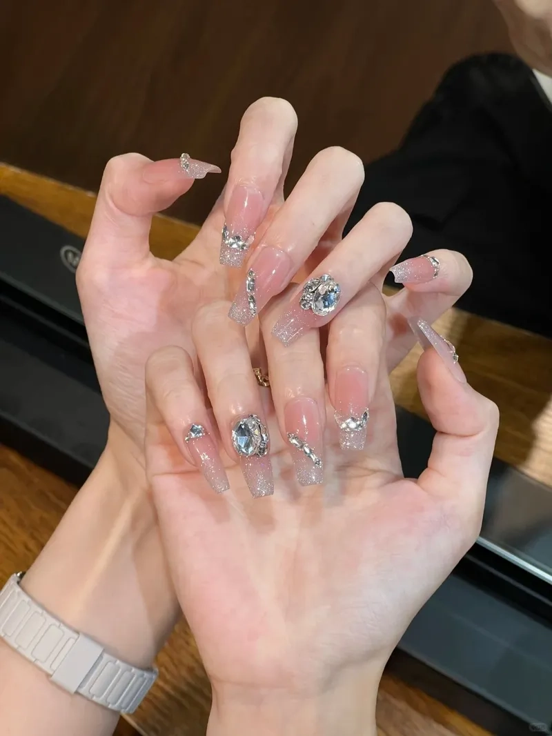 Nét tinh tế trong từng chi tiết với những mẫu đính đá đơn giản