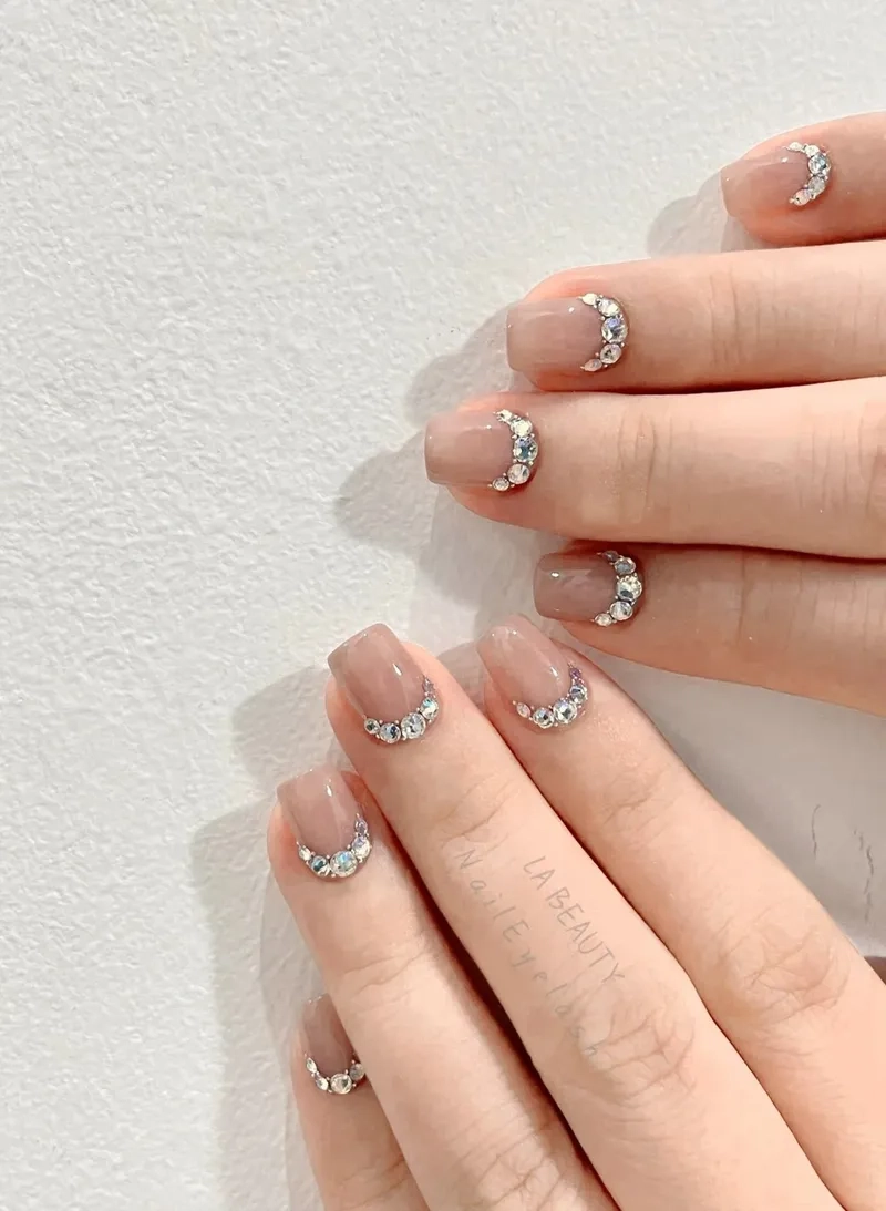 Tỏa sáng cùng sơn gel đính đá đơn giản nhẹ nhàng