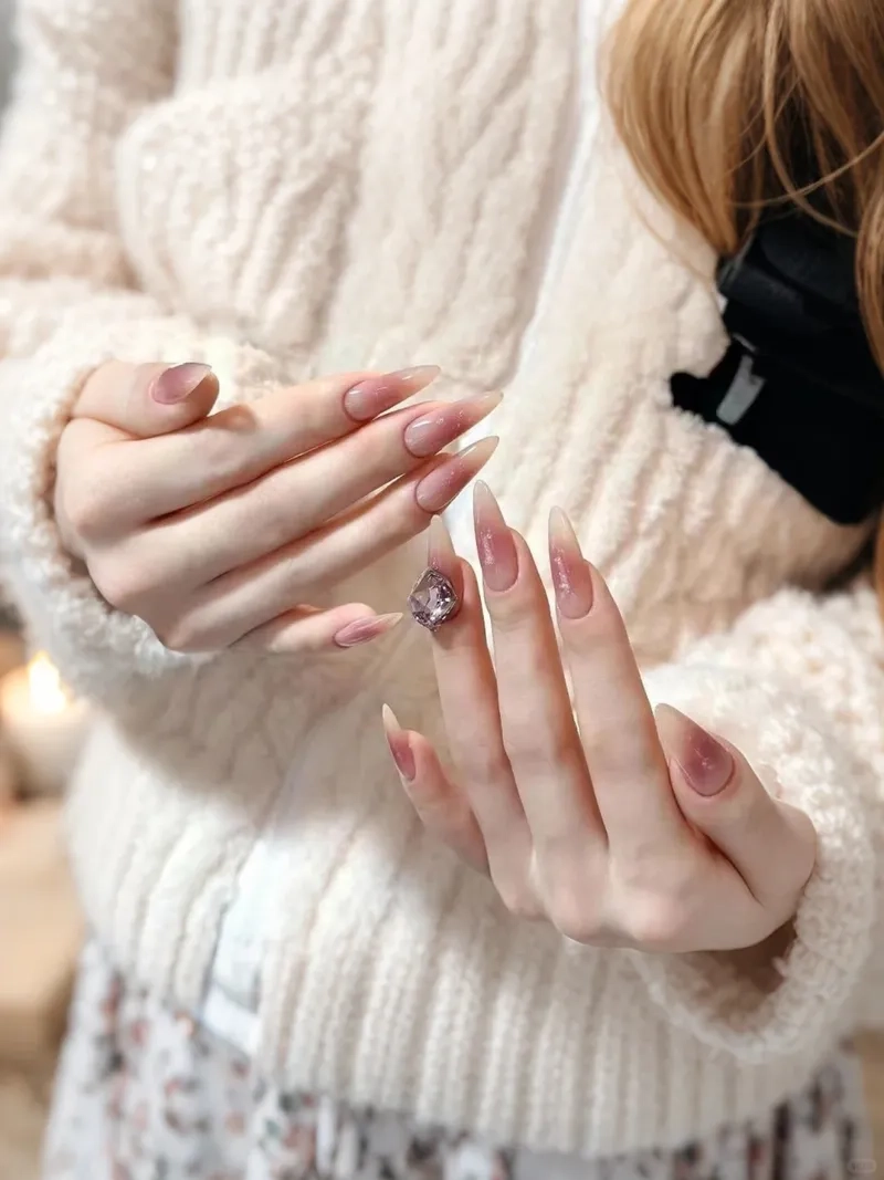 Dịu dàng và ngọt ngào với mẫu nail đính đá nhẹ nhàng